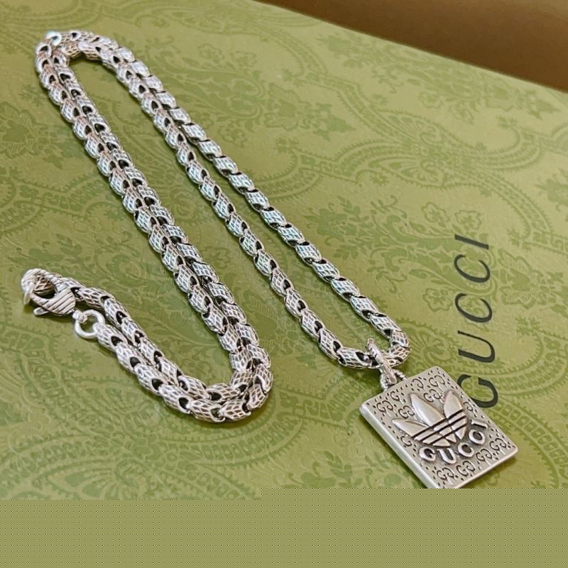 G*u*i necklaces